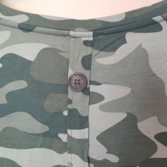 BNWT Ricki's Size XL Long Sleeve Camo Print Top With Backside Button Acc… - Picture 5 of 7